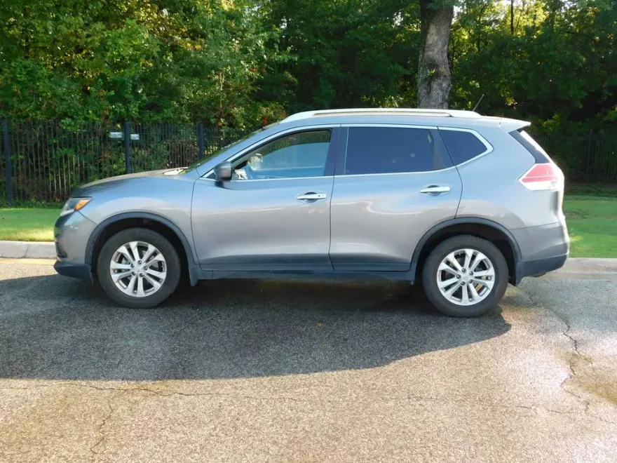 2016 Nissan Rogue SV photo 1