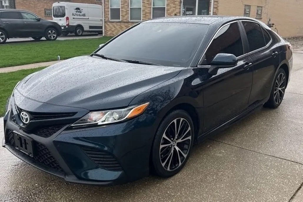 2020 Toyota Camry SE photo 1