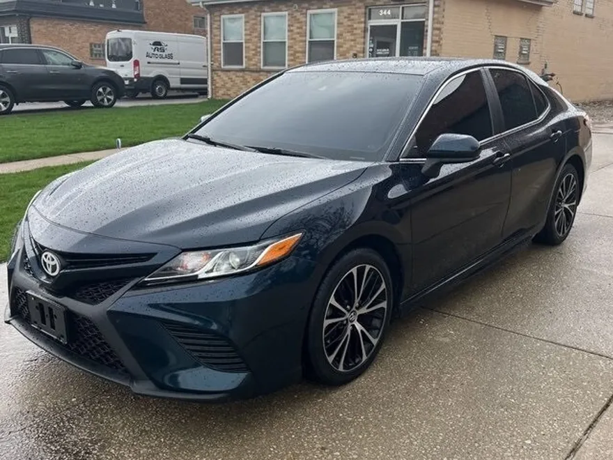 2020 Toyota Camry SE photo 1