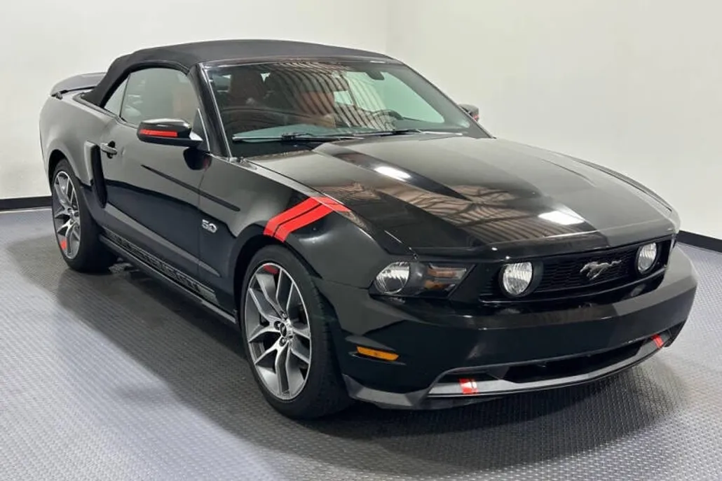 2012 Ford Mustang GT Convertible photo 1