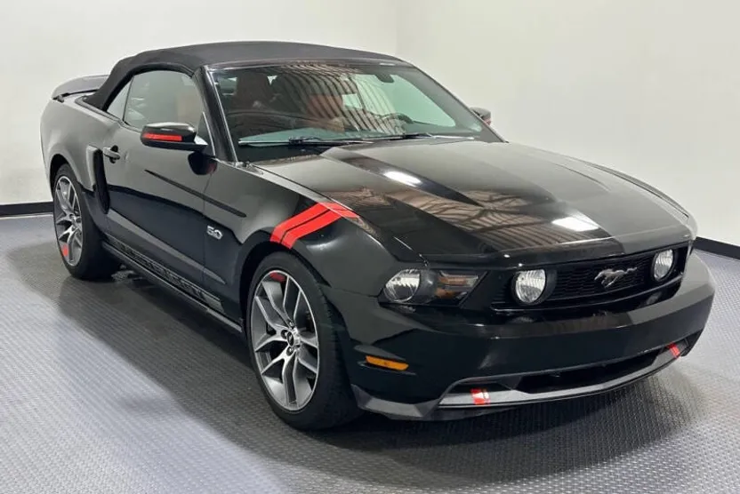 2012 Ford Mustang GT Convertible photo 1