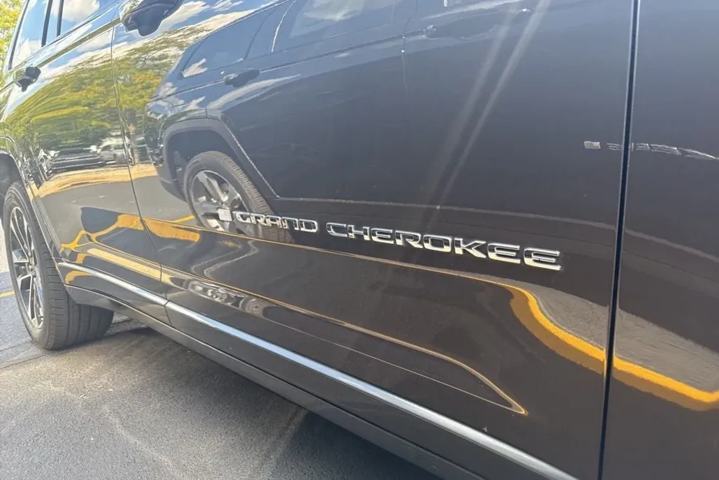 2023 Jeep Grand Cherokee Overland photo 1
