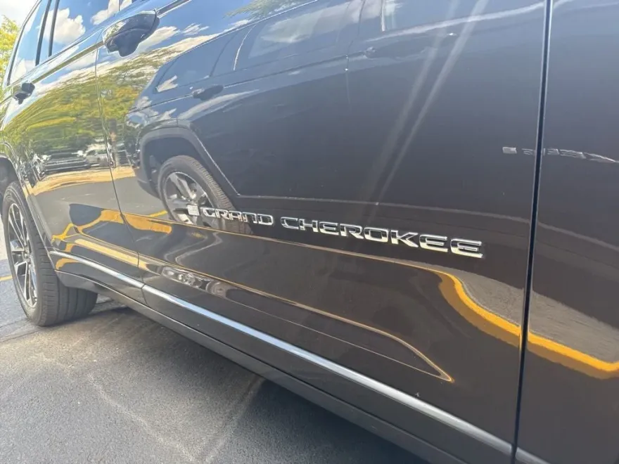 2023 Jeep Grand Cherokee Overland photo 1