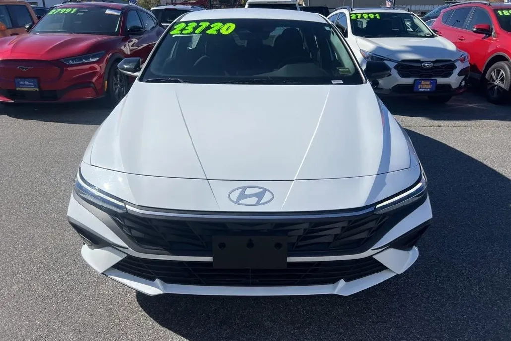 2025 Hyundai Elantra SEL Sport photo 1