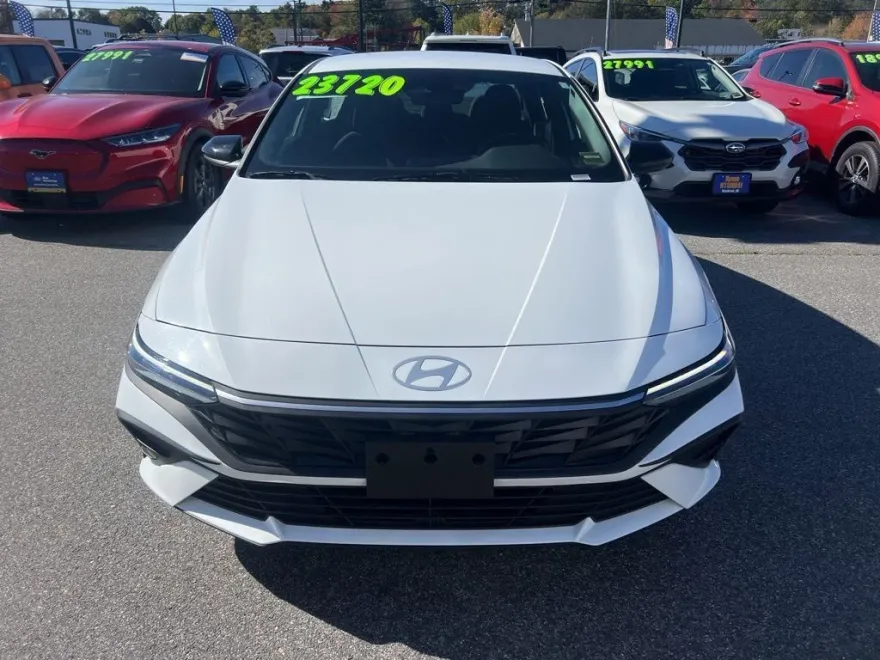 2025 Hyundai Elantra SEL Sport photo 1