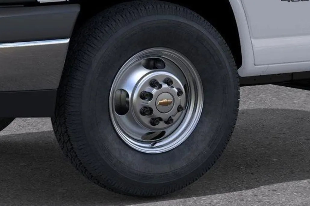 2025 Chevrolet Express Cutaway 3500 Van photo 1