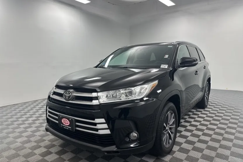 2019 Toyota Highlander XLE photo 1