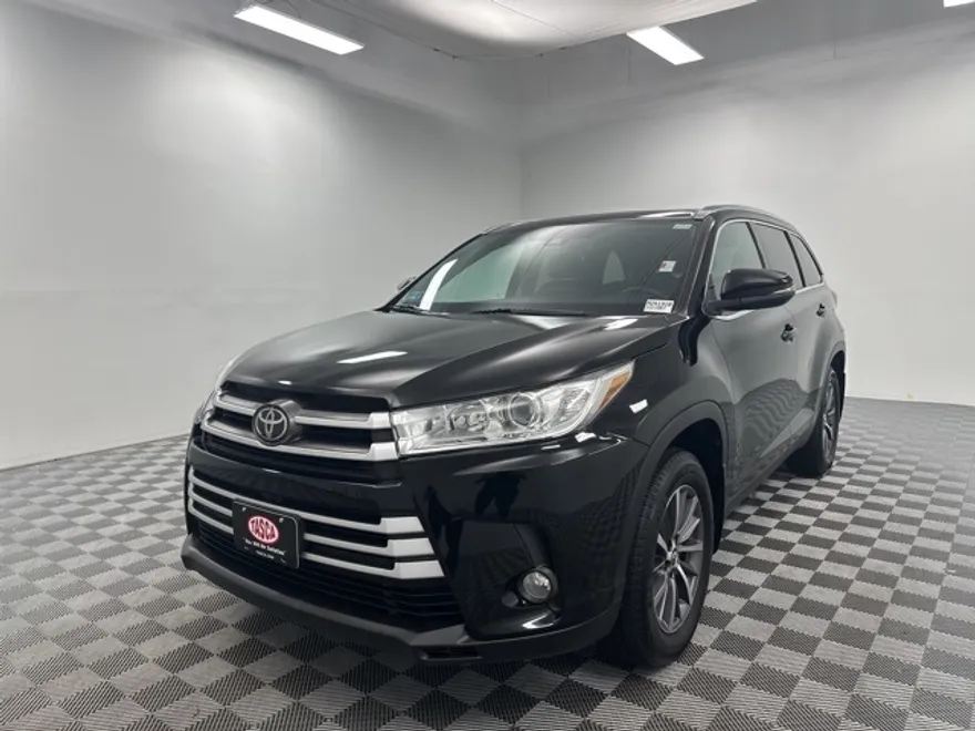 2019 Toyota Highlander XLE photo 1