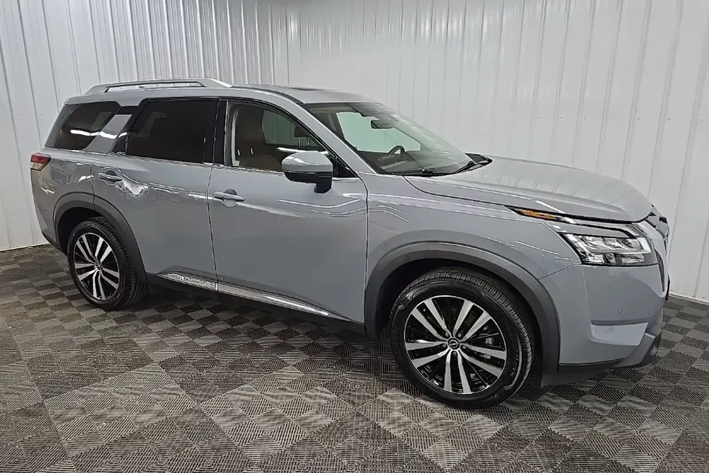 2023 Nissan Pathfinder Platinum photo 1