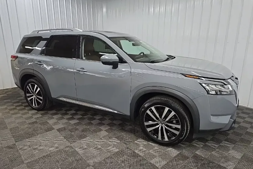 2023 Nissan Pathfinder Platinum photo 1