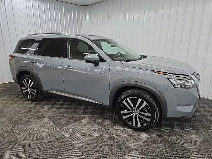 2023 Nissan Pathfinder Platinum photo 1