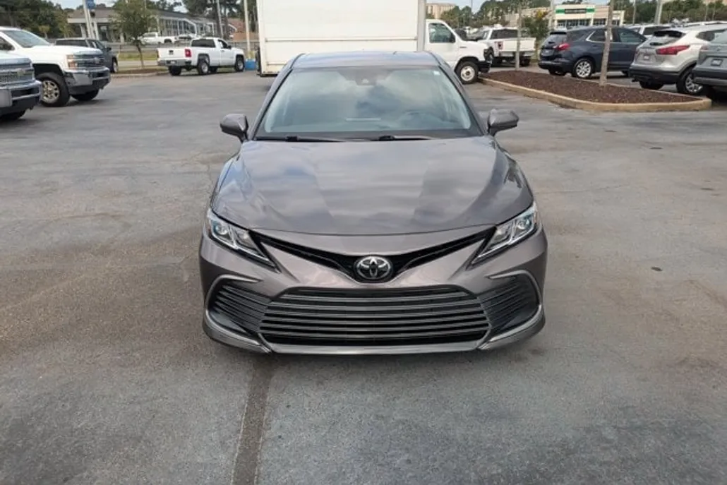 2023 Toyota Camry LE photo 1