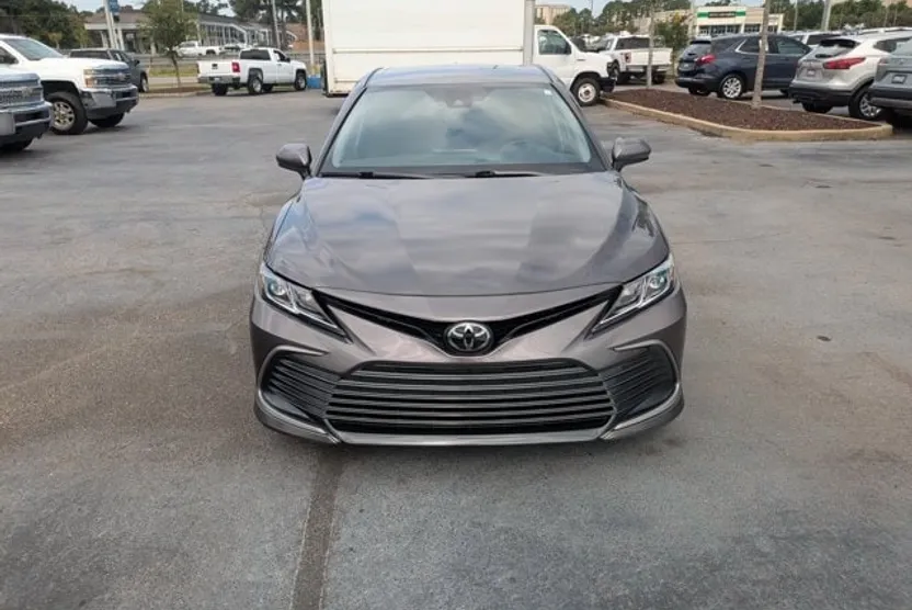 2023 Toyota Camry LE photo 1