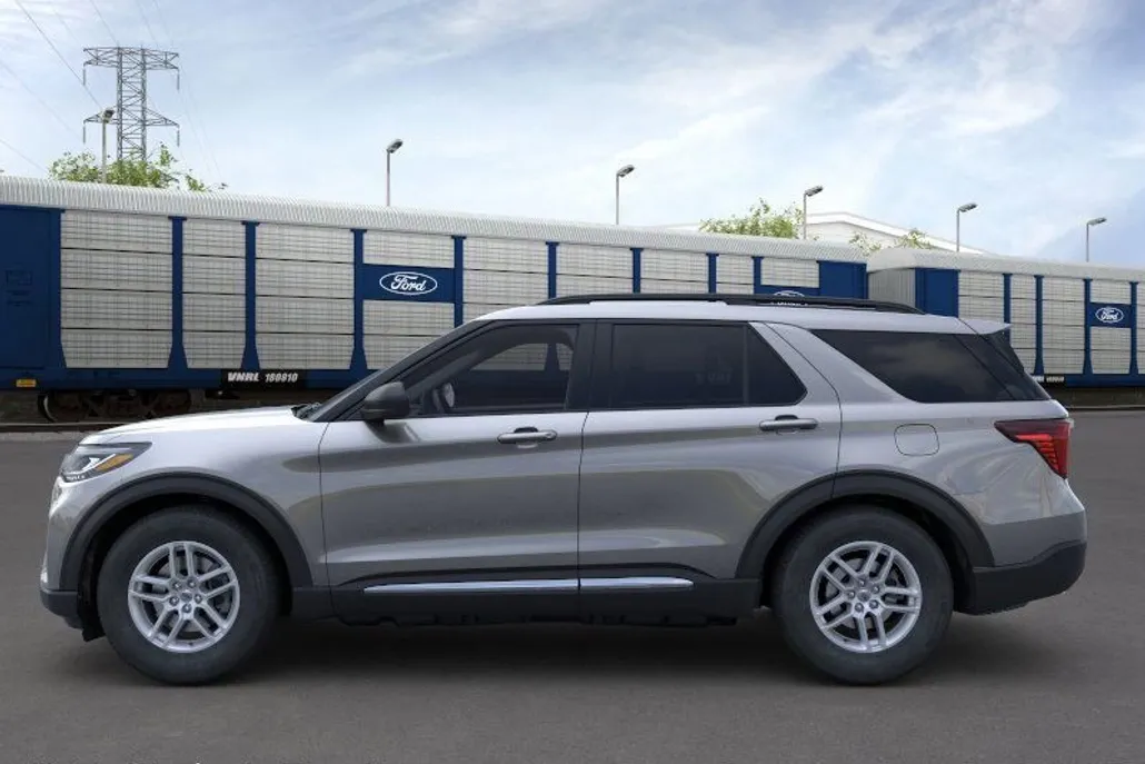 2025 Ford Explorer photo 1