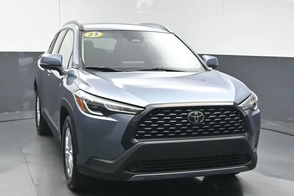 2023 Toyota Corolla Cross LE photo 1