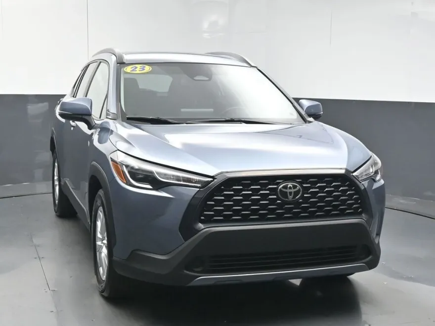 2023 Toyota Corolla Cross LE photo 1