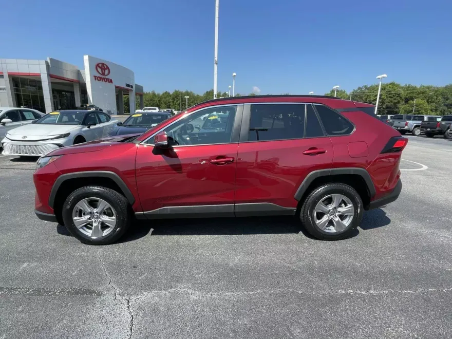 2024 Toyota RAV4 XLE photo 1
