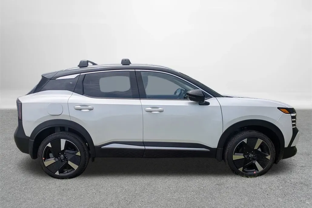 2025 Nissan Kicks SR photo 1