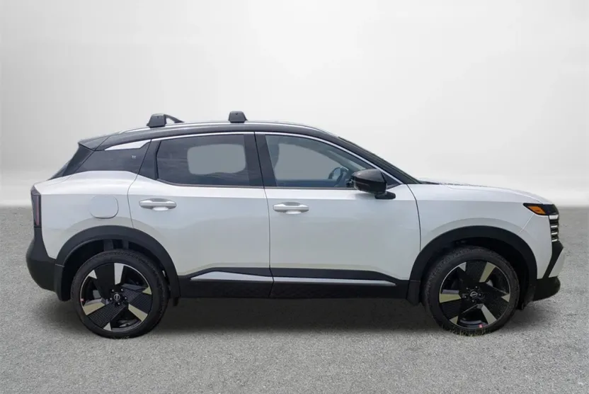 2025 Nissan Kicks SR photo 1
