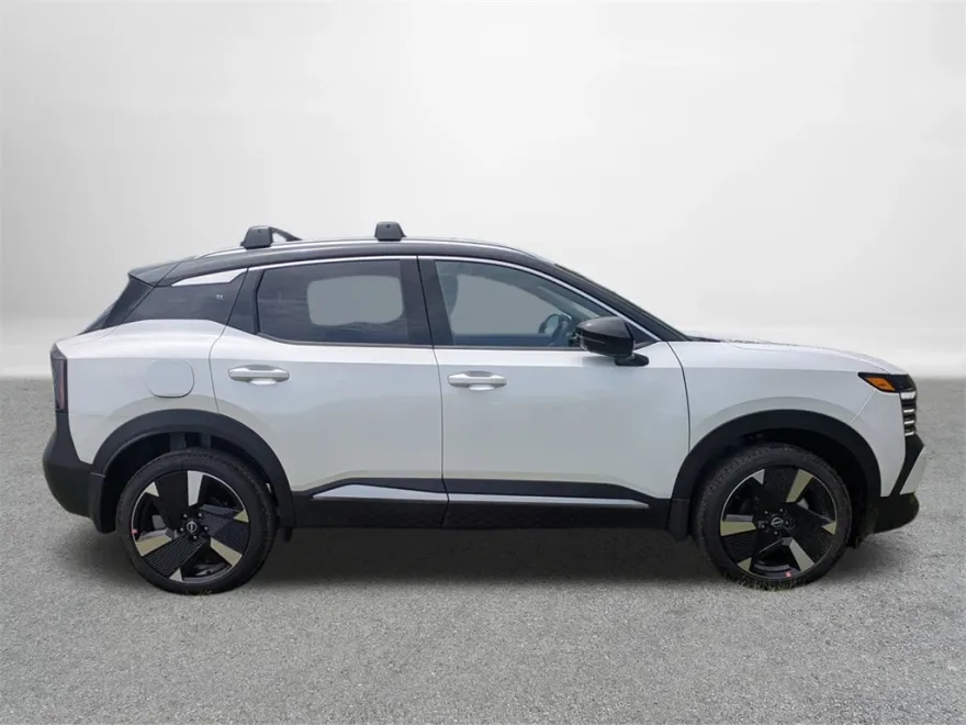 2025 Nissan Kicks SR photo 1