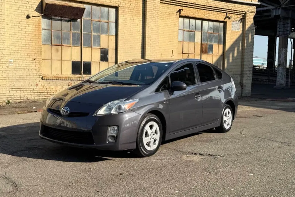 2010 Toyota Prius Three photo 1