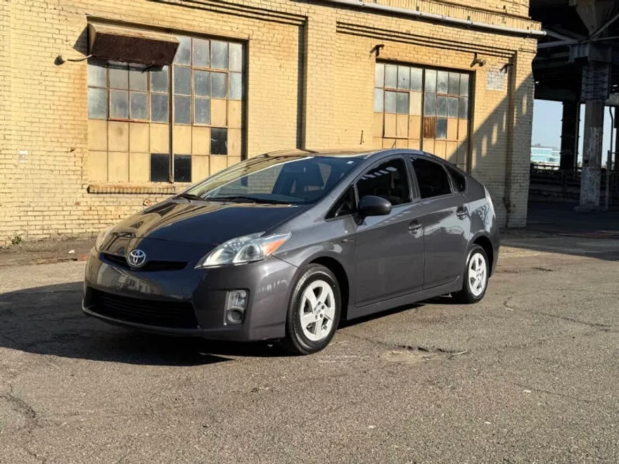 2010 Toyota Prius Three photo 1