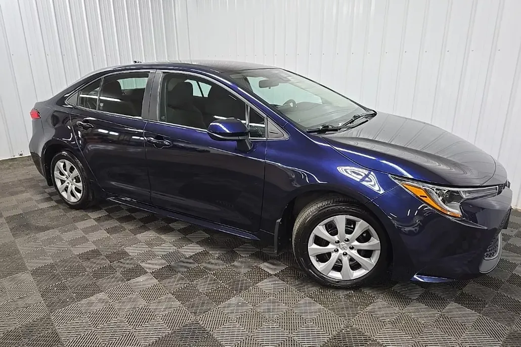 2022 Toyota Corolla LE photo 1