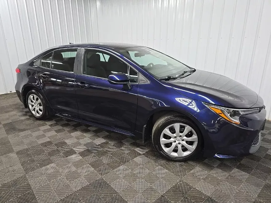 2022 Toyota Corolla LE photo 1