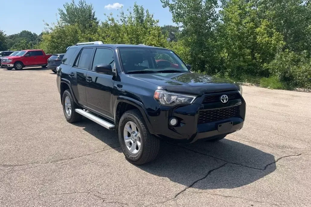 2017 Toyota 4Runner SR5 photo 1