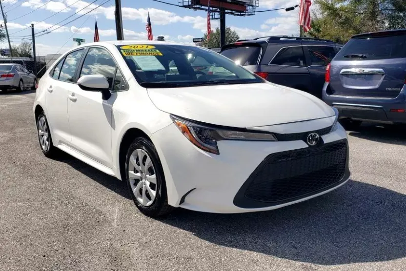 2021 Toyota Corolla LE photo 1