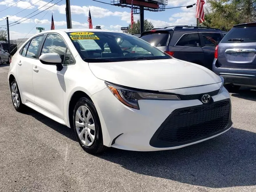 2021 Toyota Corolla LE photo 1