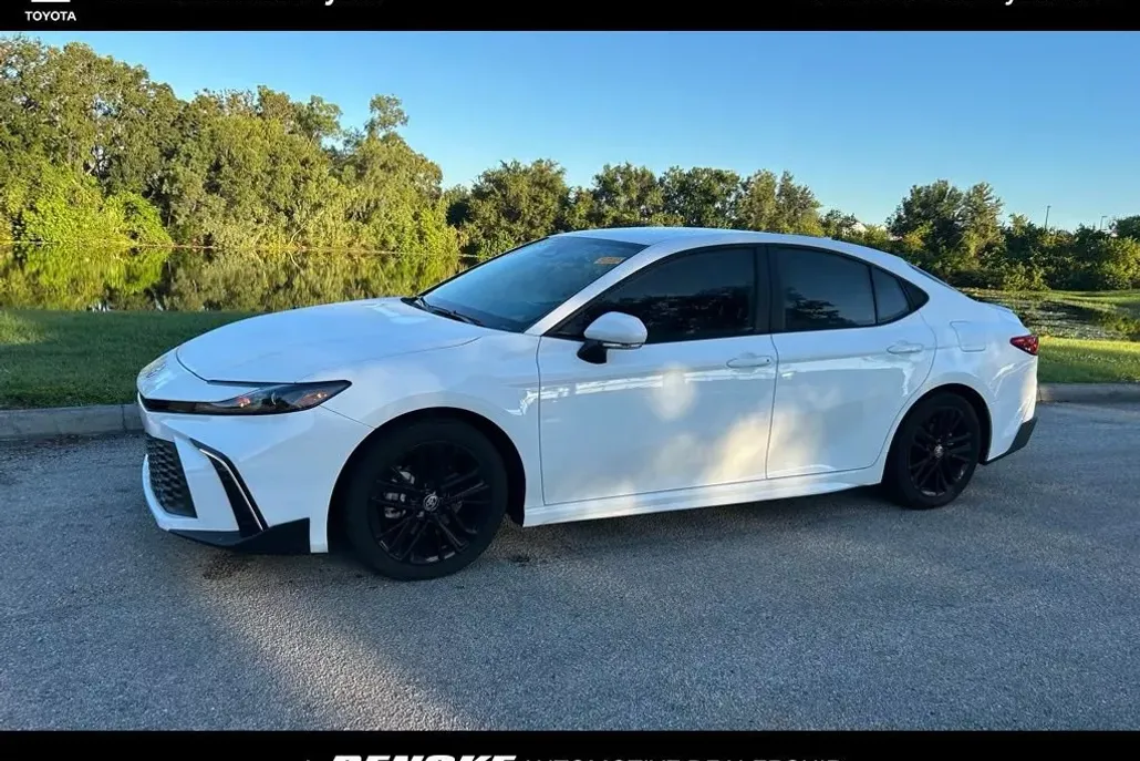 2025 Toyota Camry SE photo 1