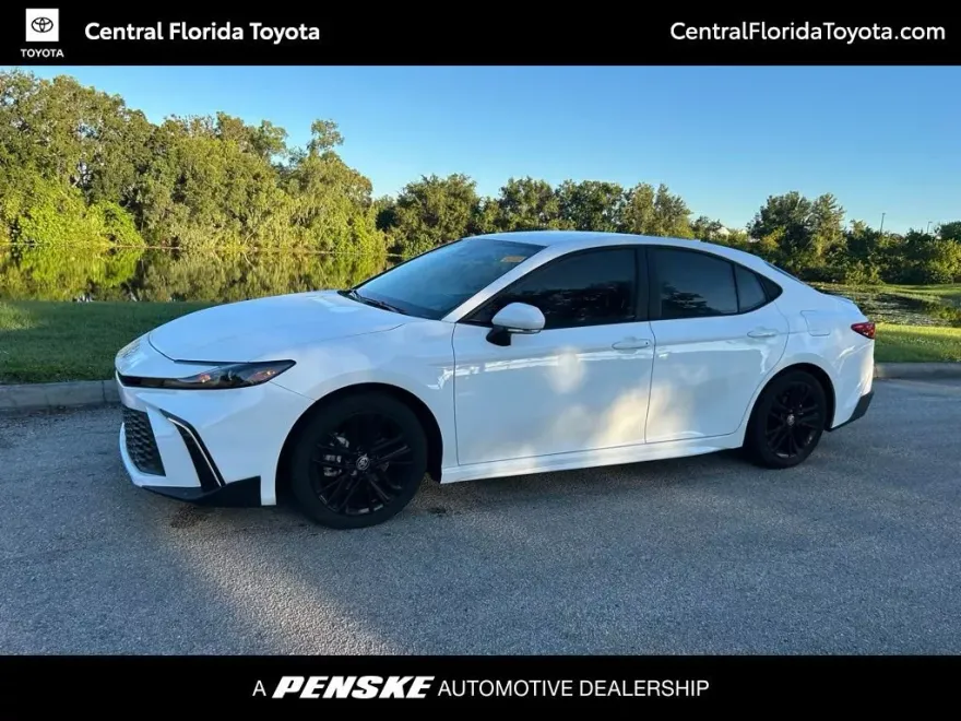 2025 Toyota Camry SE photo 1