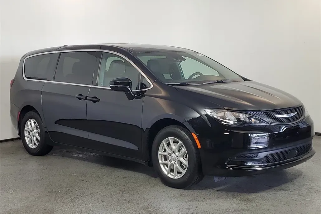 2026 Chrysler Voyager LX photo 1