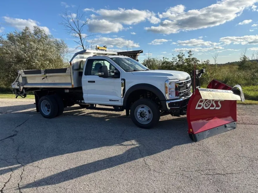 2025 Ford F-550 photo 1
