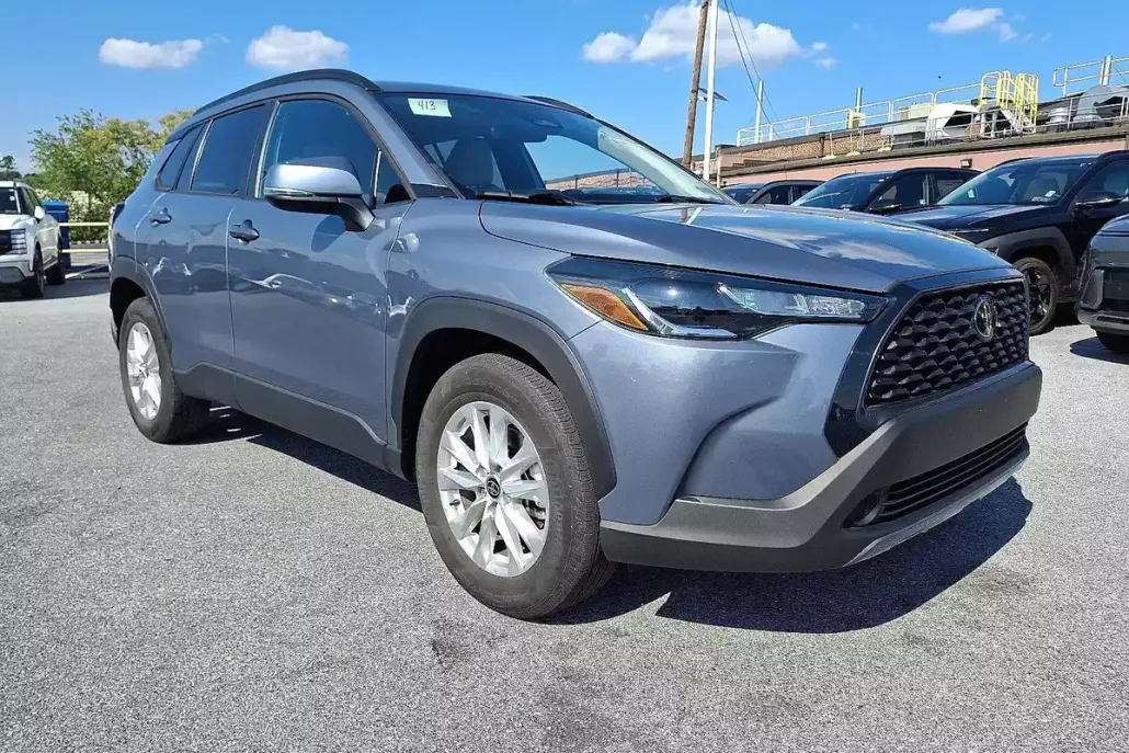 2023 Toyota Corolla Cross LE photo 1