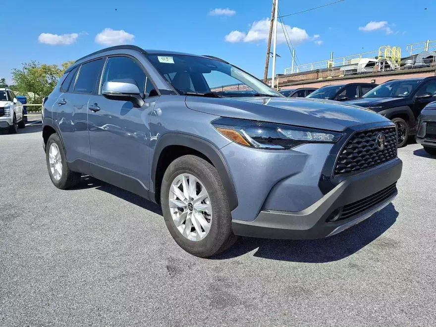 2023 Toyota Corolla Cross LE photo 1
