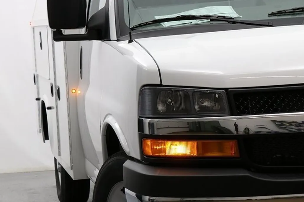 2025 Chevrolet Express Cutaway 3500 photo 1