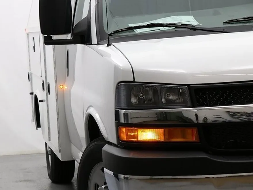 2025 Chevrolet Express Cutaway 3500 photo 1