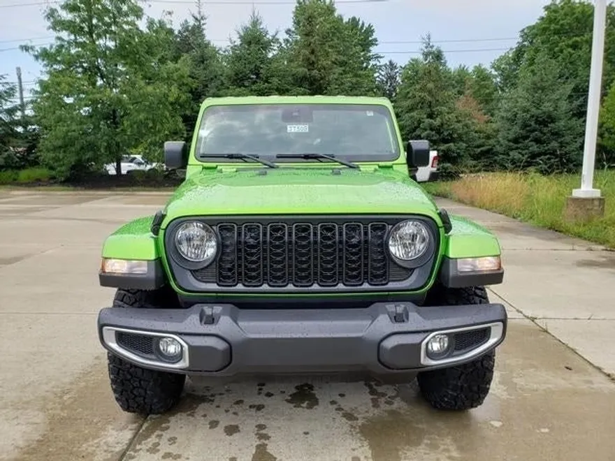 2025 Jeep Gladiator Sport photo 2