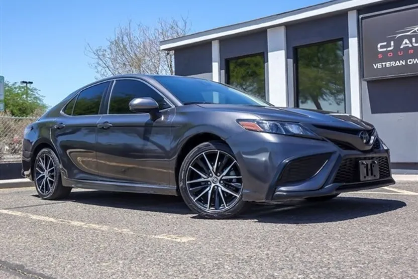 2021 Toyota Camry SE photo 1