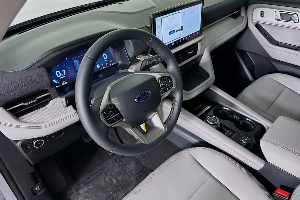 2025 Ford Explorer photo 1