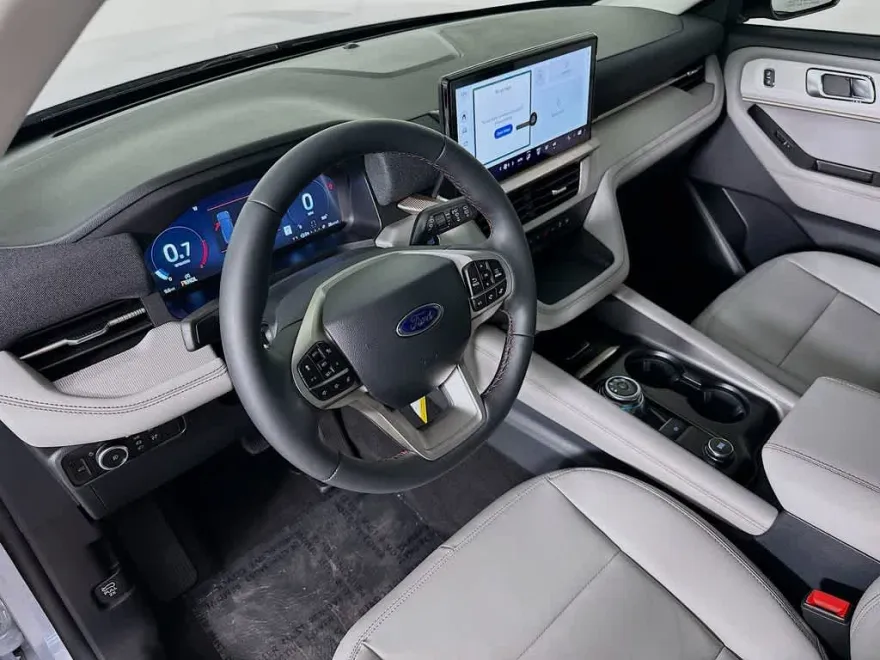 2025 Ford Explorer photo 1