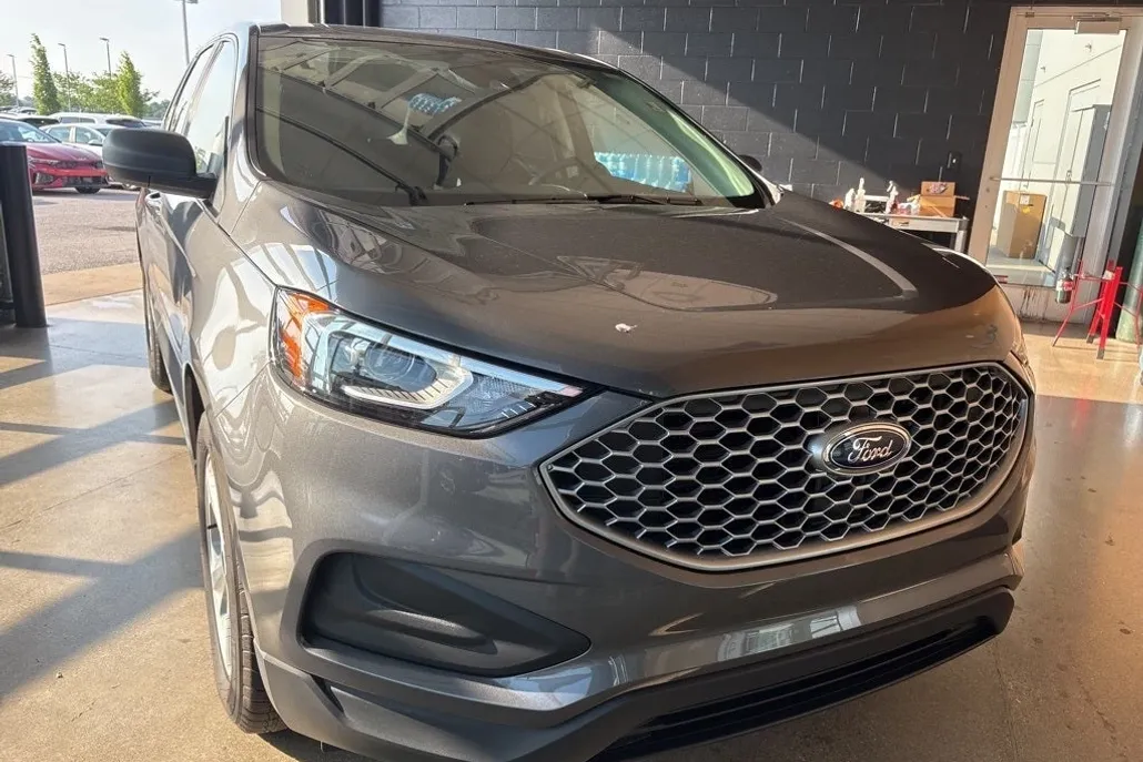 2023 Ford Edge SE photo 1