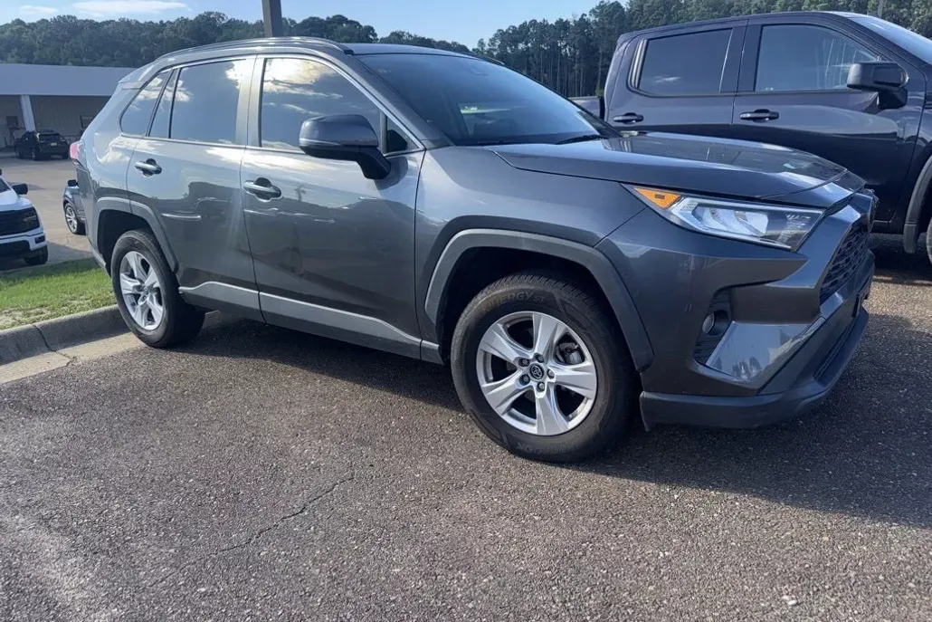 2019 Toyota RAV4 XLE photo 1