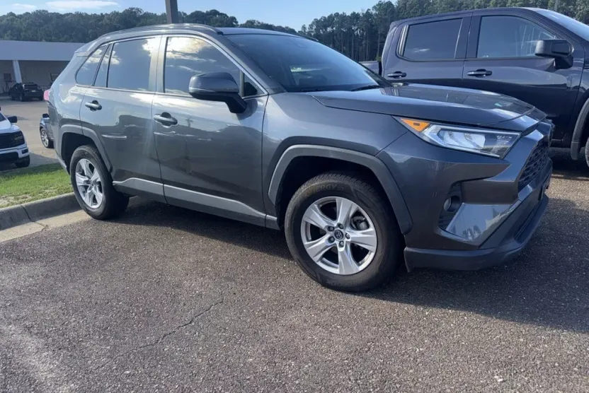 2019 Toyota RAV4 XLE photo 1