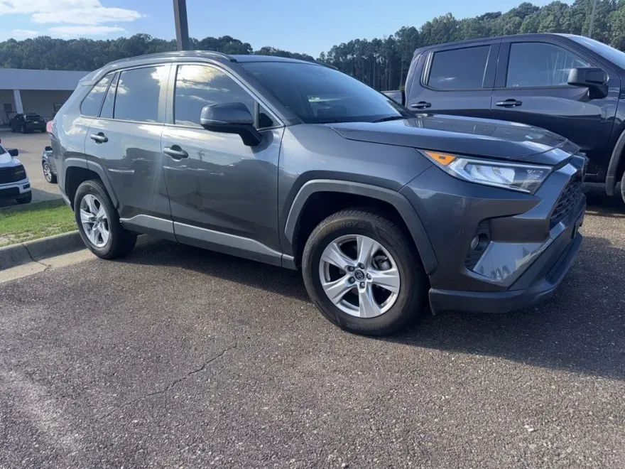2019 Toyota RAV4 XLE photo 1
