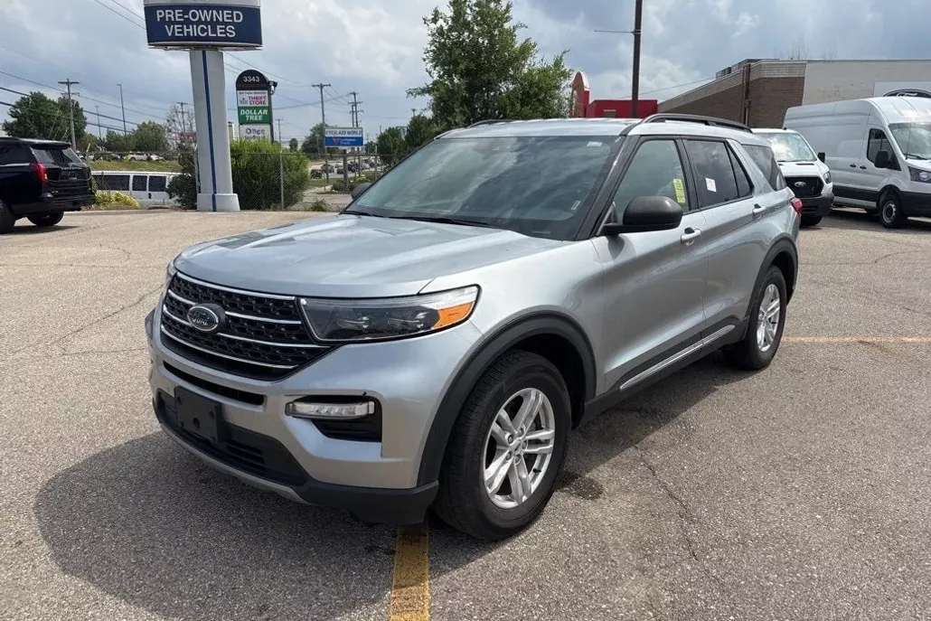 2023 Ford Explorer XLT photo 1