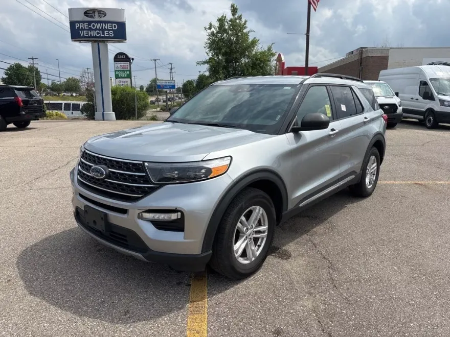 2023 Ford Explorer XLT photo 1
