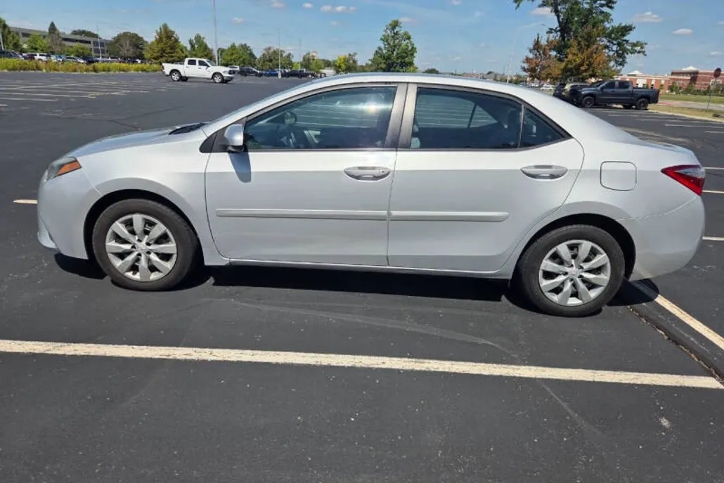 2016 Toyota Corolla LE photo 1